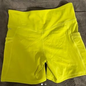 Fabletics Trinity Neon green mid-rise pocket short